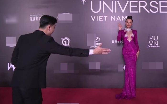 Á hậu Kim Duyên lộ quần độn hông, gây tranh cãi vì hành động 'câu giờ' trên thảm đỏ Hoa hậu Hoàn vũ