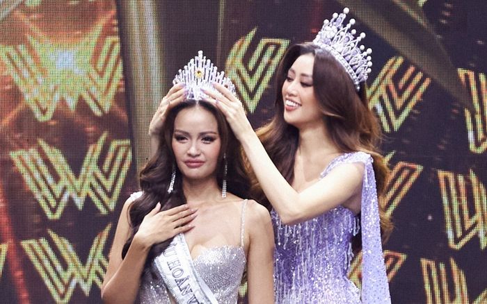 Khánh Vân làm gì mà được khen tinh tế khi trao vương miện cho tân Hoa hậu Ngọc Châu?