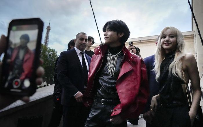 Khoảnh khắc nhân đôi visual 'hàng thật giá thật': V (BTS) và Lisa (BLACKPINK) đứng chung khung hình