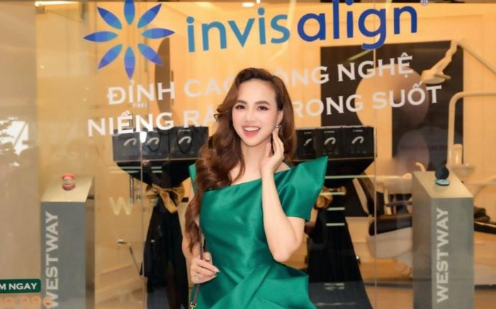 Diễn viên Đinh Ngọc Diệp rạng rỡ xuất hiện trong lễ khai trương chi nhánh mới của nha khoa Westway tại Gigamall Thủ Đức