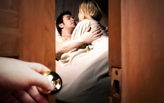 Chồng đi làm về thấy cửa khóa, đợi 2 tiếng vợ mới ra mở thì sững sờ trước người đàn ông 'vừa lạ vừa quen'