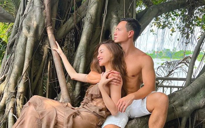 Khoe ảnh 'tắm mưa' cùng Kim Lý, Hồ Ngọc Hà ngọt ngào: 'Có anh, có con, em luôn có một mái ấm để trở về'