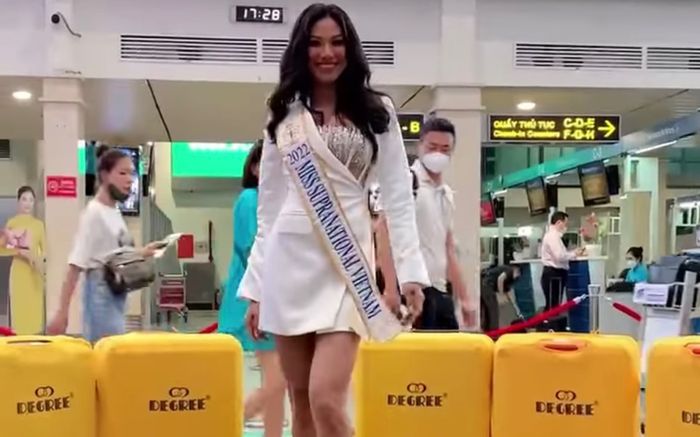 Kim Duyên mang gần chục vali và màn hô tên chấn động ở sân bay trước thềm thi hoa hậu quốc tế