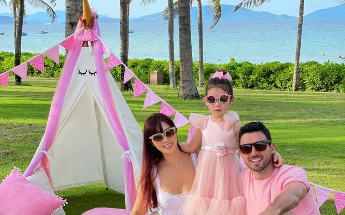 Hậu lùm xùm trang phục 'phản chủ', Hà Anh gác lại mọi chuyện để ăn mừng sinh nhật con gái