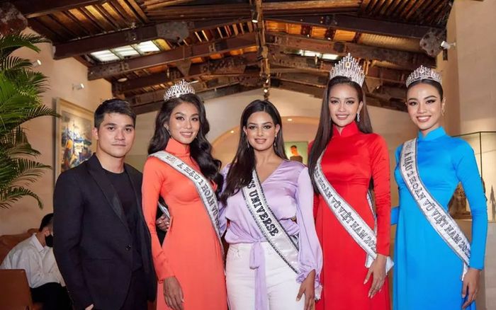 Đứng cùng Top 3 Miss Universe Vietnam, 'Người Rắn' Harnaaz Sandhu bỗng trở thành nấm lùn