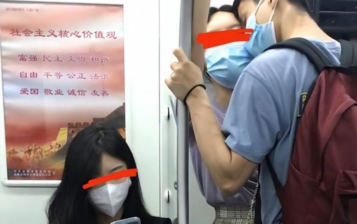 Cặp đôi thản nhiên có hành động thân mật trên tàu điện khiến cô gái ngồi cạnh 'xấu hổ lây'