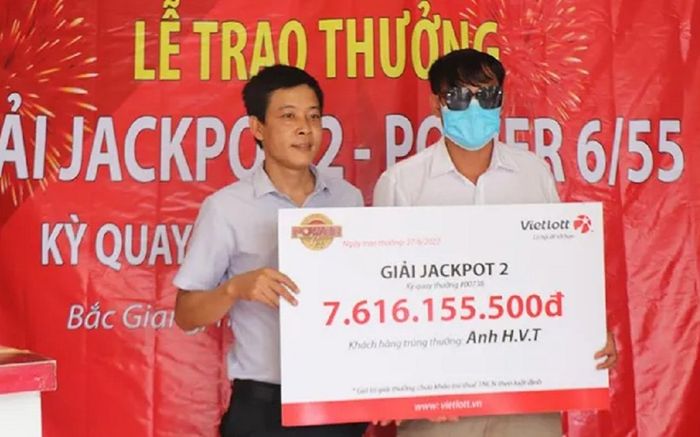 Người đàn ông làm nghề tự do trúng số hơn 7,6 tỉ đồng