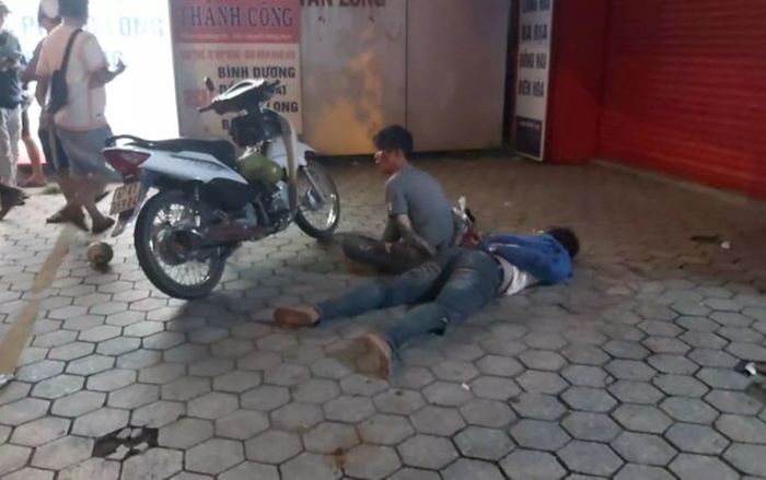 Clip: Khống chế kẻ đâm gục tài xế xe khách trên quốc lộ