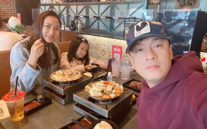 Lam Trường đi ăn cùng vợ con trước khi về Việt Nam, ái nữ nói một câu khiến nam ca sĩ nhói lòng