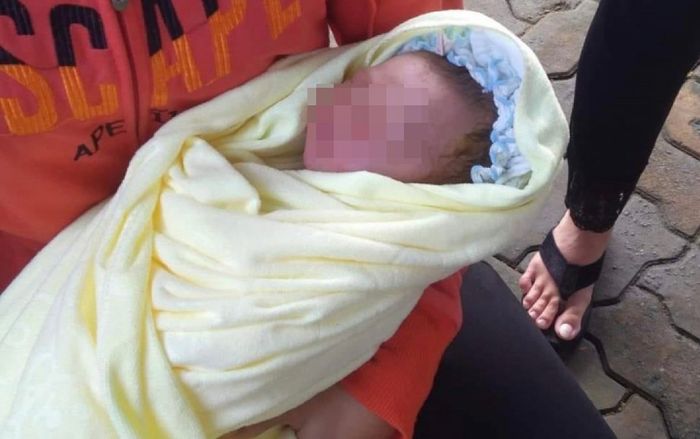 Bé gái 20 tháng tuổi bị bỏ rơi trước cửa nhà dân kèm lời nhắn: 'Sau này có điều kiện sẽ về xin lại con'