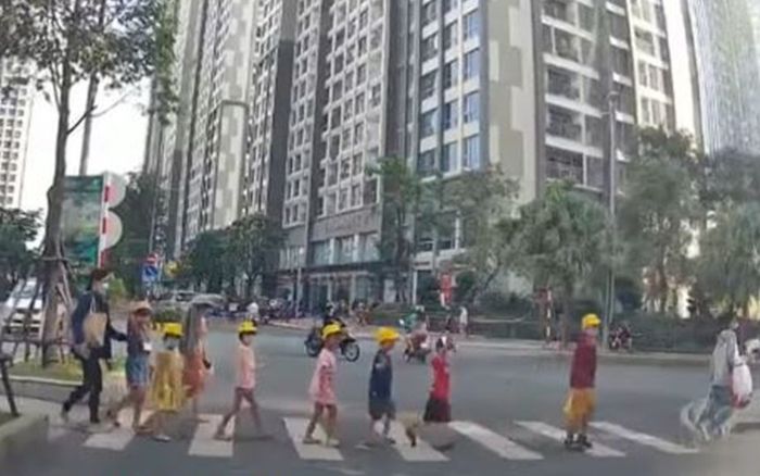 Được các tài xế ô tô nhường đường, cả cô lẫn các trò mầm non liền có hành động cực dễ thương