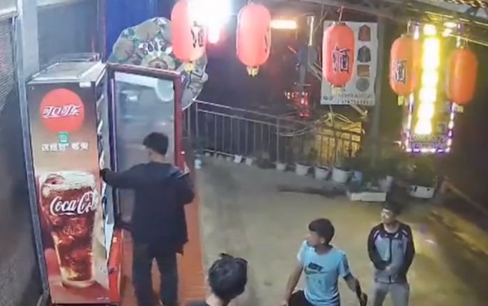 Quên khóa tủ lạnh, hôm sau chủ cửa hàng 'xúc động mạnh' khi xem camera giám sát