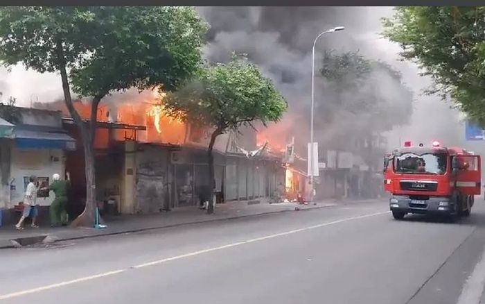 Cháy lớn tại cửa hàng bán tranh ở trung tâm TP.HCM