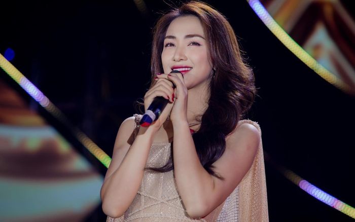 Hòa Minzy biểu diễn bung cả móng tay, còn bắt khán giả góp tiền trả lại mình: Chuyện gì vậy?