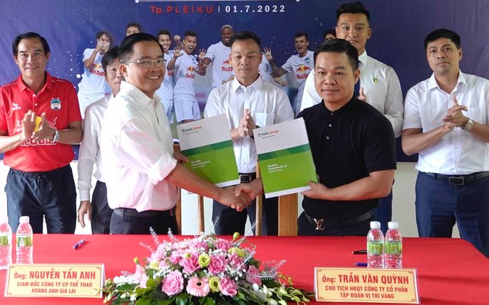 Từ yêu bóng đá tử tế đến tài trợ 30 tỷ cho Học viện HAGL