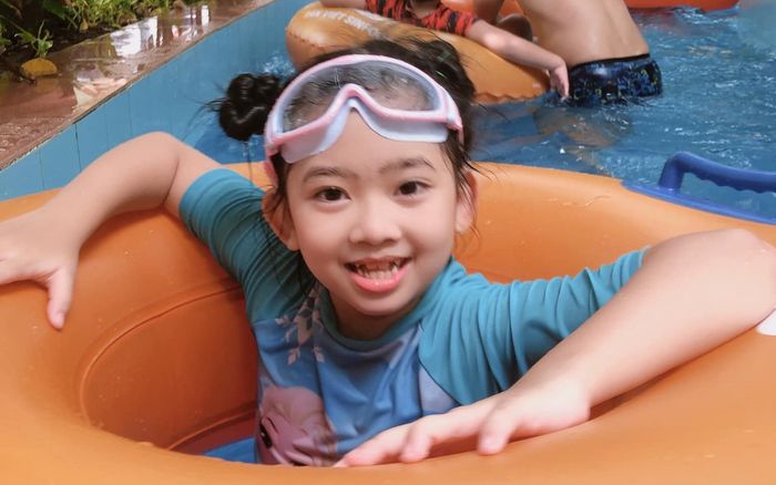 Con gái cố diễn viên Mai Phương vui vẻ trong kì nghỉ hè cùng bảo mẫu