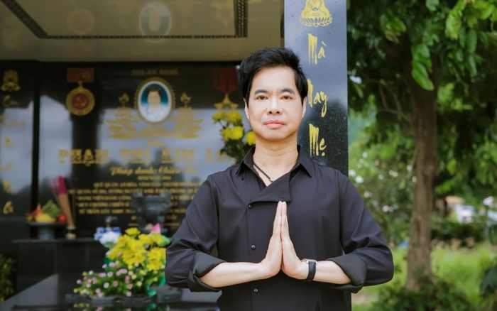 Ngọc Sơn làm giỗ đầu cho mẹ, quỳ gối trước phần mộ đầy xót xa