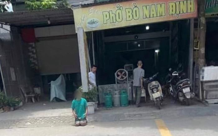 Sự việc phía sau bức ảnh bé gái bị phạt quỳ gối trước quán phở