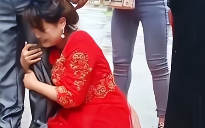 Bị mẹ vợ ép uống nước rửa chân, mặc cô dâu khóc lóc cầu xin, chú rể vẫn quyết làm một điều