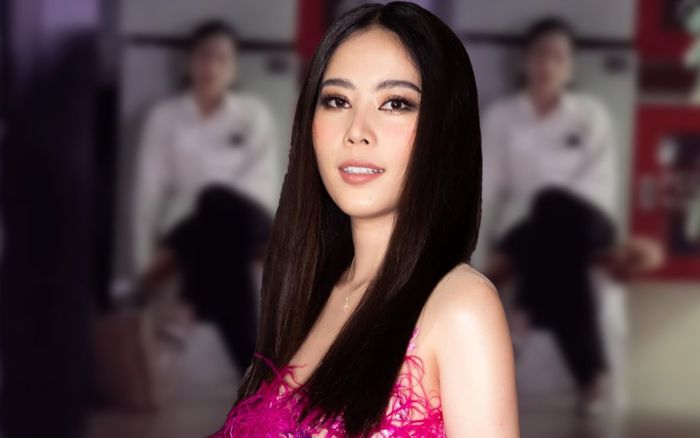 Hình ảnh Nam Em ngồi chợp mắt ngay hành lang ra vào show diễn, netizen không ngớt lời khen