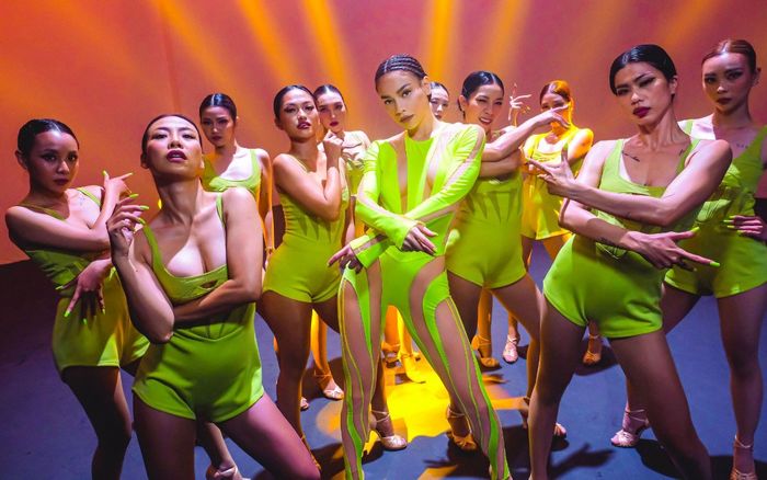 Trái với hình ảnh cực 'chặt chém' trên MV, Hồ Ngọc Hà có lẽ không muốn cho fan nhìn thấy khoảnh khắc này?