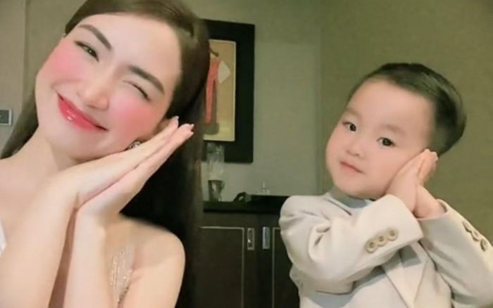 Bé Bo lên đồ vest cực bảnh bao hộ tống Hòa Minzy đi diễn, ra dáng 'trụ cột gia đình' lắm rồi!