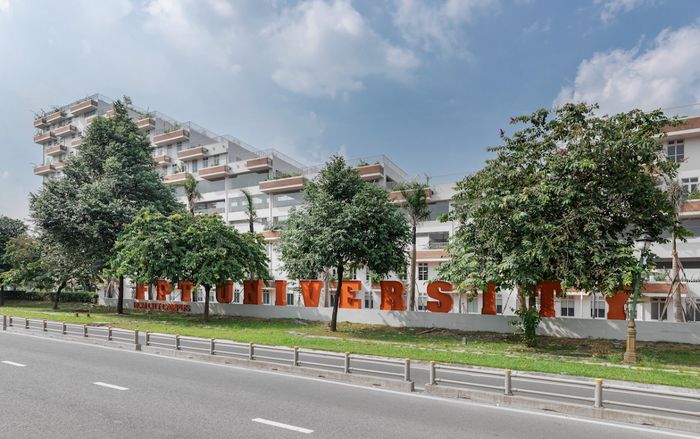 Campus 'ảo' nhất Việt Nam: SV hết trải nghiệm AR trong khuôn viên, nay lại được xem MC ảo lên sóng bản tin của trường