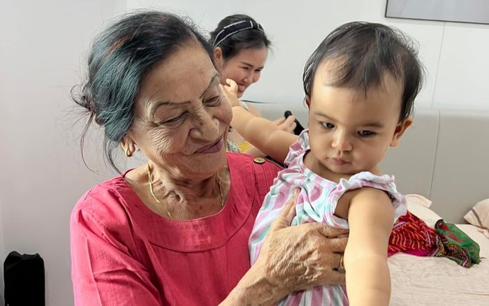 Con gái Võ Hạ Trâm được gặp bà nội sau 2 năm xa cách