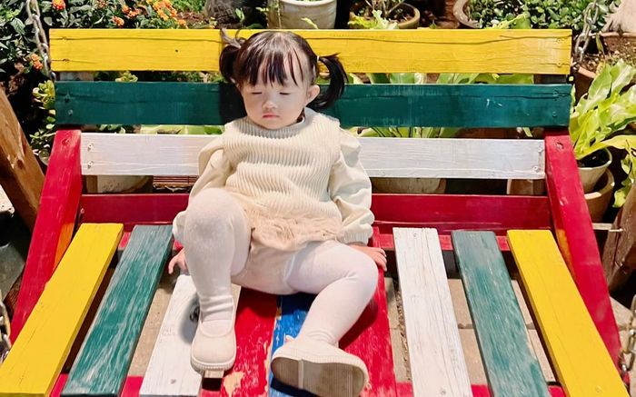 Ái nữ nhà Ông Cao Thắng bị 'dìm hàng', netizen 'nghiêm túc' nhắc: Winnie đừng ngủ khi mẹ còn thức!