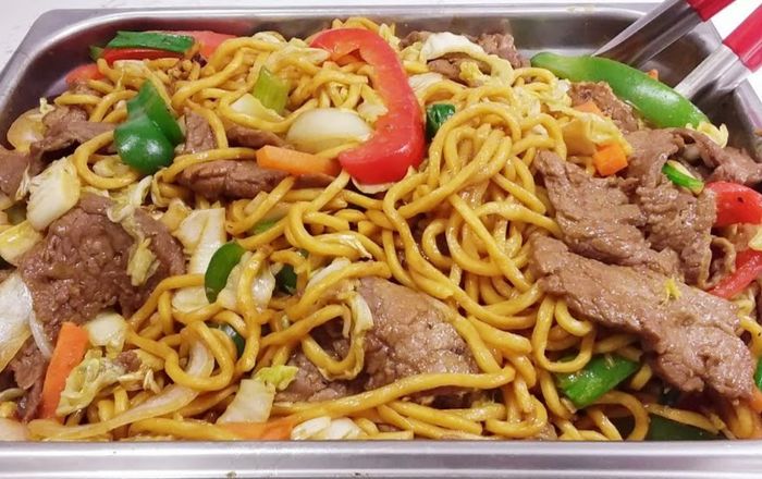 Thưởng thức món mì xào bít tết cho những ngày làm việc bận rộn