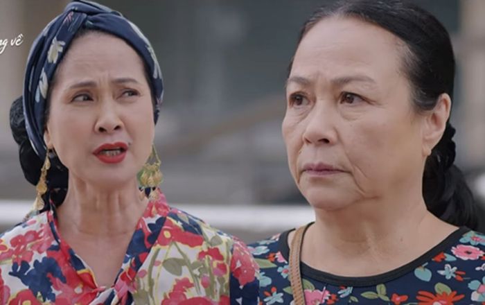 Bà Hiền và bà Nga trong Thương Ngày Nắng Về bị bắt gặp 'buôn dưa' cả tiếng đồng hồ giữa đường