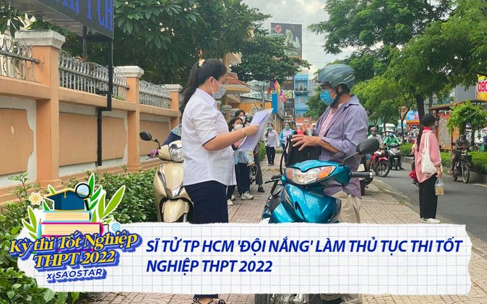 Sĩ tử TP HCM 'đội nắng' làm thủ tục thi tốt nghiệp THPT 2022