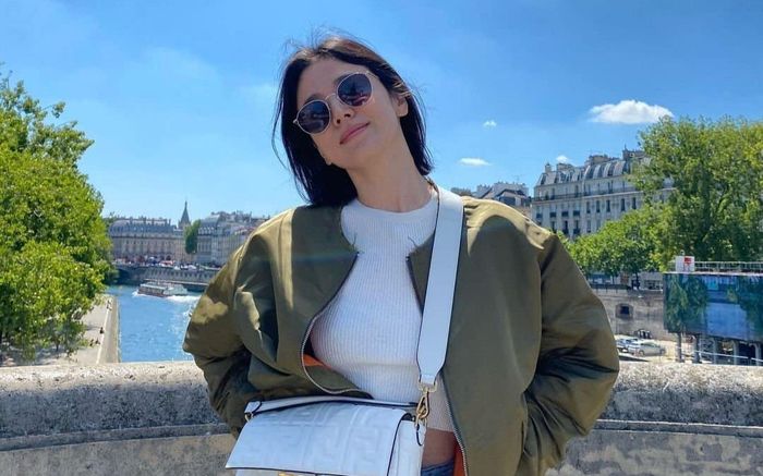 Song Hye Kyo bị bắt gặp thân thiết với người đàn ông lạ ở trời Tây, giữa nghi vấn yêu lại Song Joong Ki