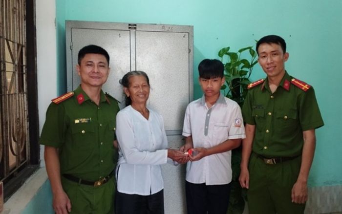 Bà cụ 77 tuổi đánh rơi tài sản giá trị và 'điều kỳ diệu' xảy ra sau đó