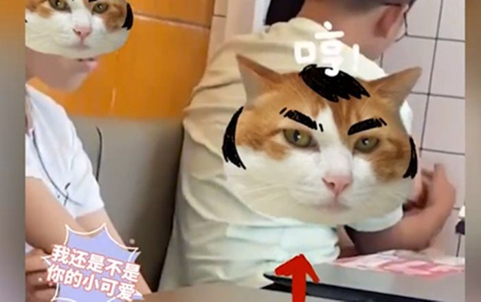 Đưa em gái đi cùng, anh trai vẫn mải mê ôm ấp người yêu, vẻ mặt cô gái gây 'chạnh lòng'