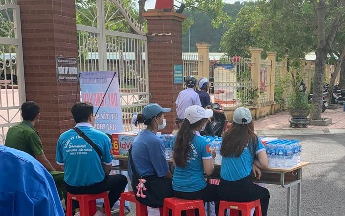 Thi tốt nghiệp THPT 2022: Xôn xao hình ảnh nam sinh đến muộn khi cổng trường đã đóng