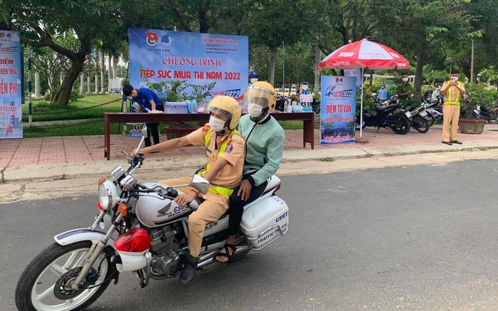 Nam sinh được CSGT đến tận nhà đón đi thi tốt nghiệp THPT... vì suýt trễ