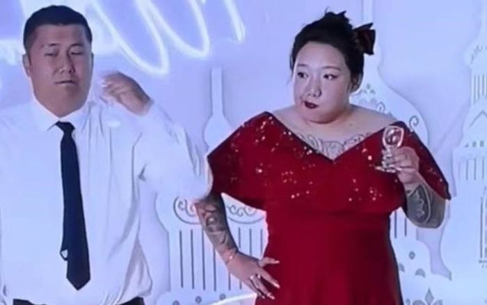 Cô dâu chống nạnh, nâng ly uống cạn cùng quan khách, dân mạng không 'ném đá' mà còn xuýt xoa vì một lý do