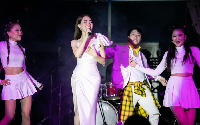 Hóa ra đây chính là điểm khác biệt của Hòa Minzy lúc tập luyện và khi hát trên sân khấu?