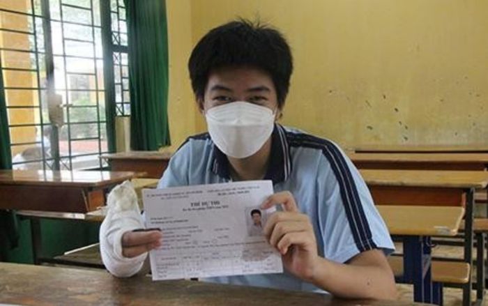 Thí sinh đặc biệt tại TP.HCM được giám thị viết bài hộ