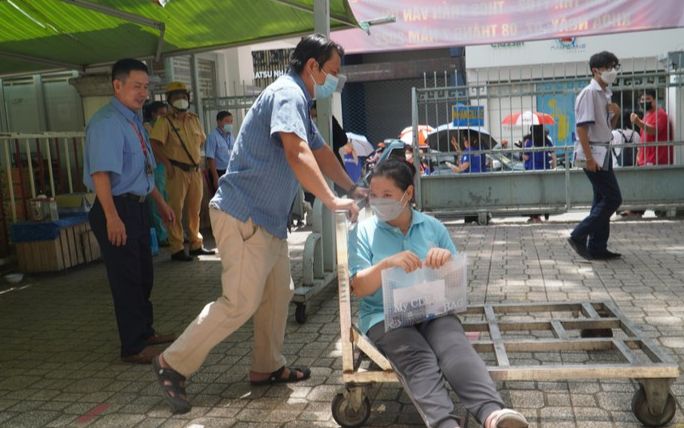 Thi tốt nghiệp THPT: Nữ sinh gặp tai nạn ngay hôm làm thủ tục, được thầy cô tận tình dìu lên phòng thi