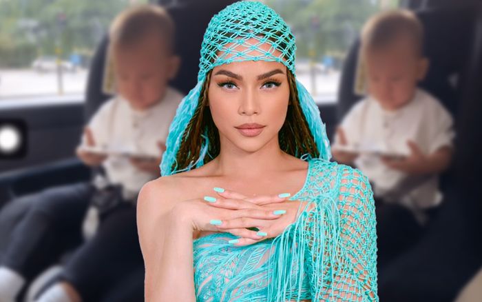 Leon nhà Hồ Ngọc Hà: Đi chơi nhưng không quên 'cày view' giúp mẹ, chăm chú xem MV không rời mắt!