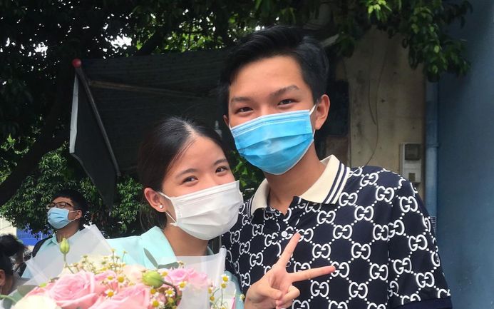 Nam sinh vượt gần 400km mang hoa đến cổng trường tạo bất ngờ cho bạn gái ở ngày thi cuối cùng