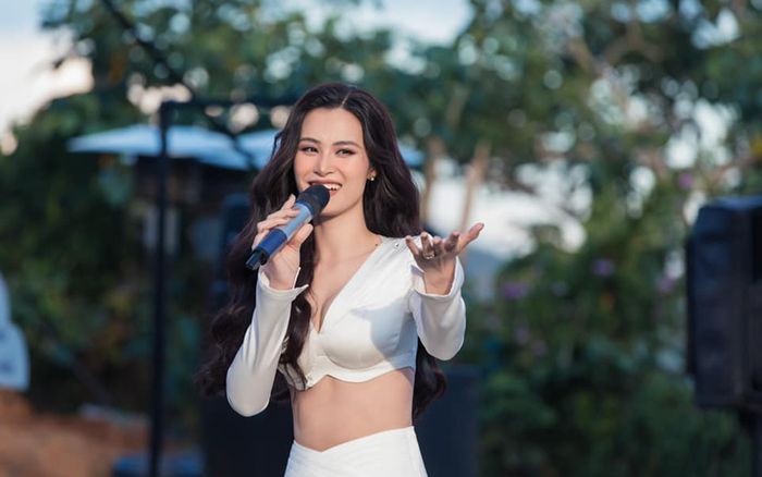 Bản hit hơn chục năm của Đông Nhi bất ngờ leo top 'rần rần' trên bảng xếp hạng âm nhạc