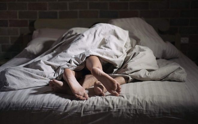 Say rượu ngỡ tưởng chồng muốn 'ân ái', người phụ nữ 'chết điếng' khi choàng tỉnh dậy