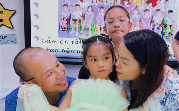 Phạm Quỳnh Anh hội ngộ chồng cũ Quang Huy, hộ tống con gái đi biểu diễn
