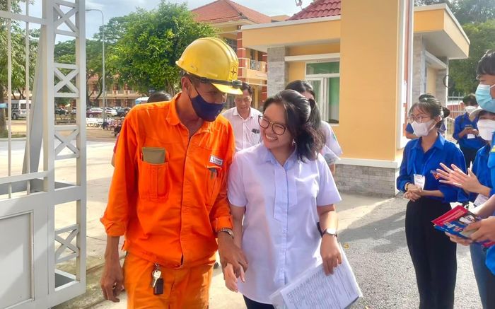 Mặc nguyên bộ đồ thợ điện, bố vội đến điểm thi đón con gái: Khoảnh khắc đắt giá khiến điểm số bị bỏ lại