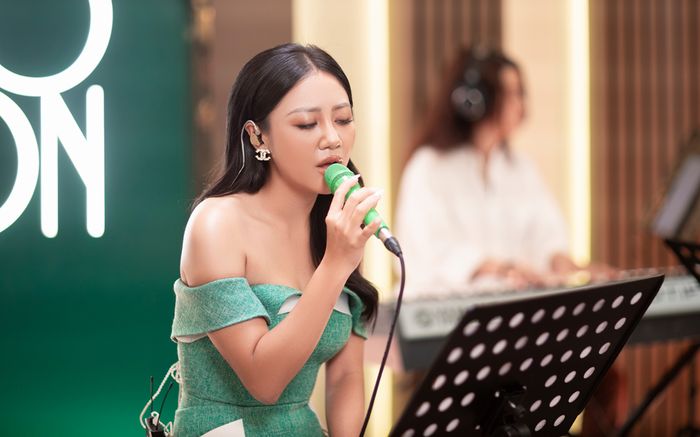 Sau 'cú nổ' ở lần 'come-back', Văn Mai Hương tiếp tục chơi lớn khi gửi tặng các fan món quà đặc biệt