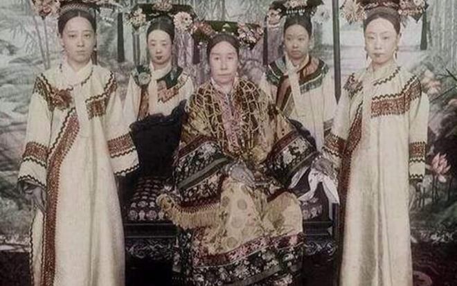 Vì sao khi Thái hậu Từ Hi đi vệ sinh, các cung nữ phải ngậm nước trong miệng?