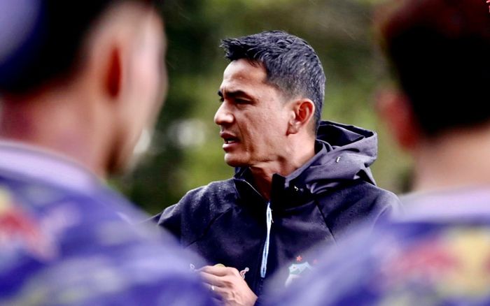 Cuộc đấu trí của HLV Kiatisuk và ông Phan Thanh Hùng